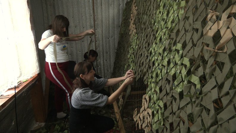 На Франківщині волонтери налагодили виробництво маскувальних сіток