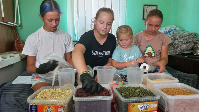 Півтори тисячі пакетиків щотижня: жителька села Високе на Житомирщині готує сухі борщі і супи для ЗСУ