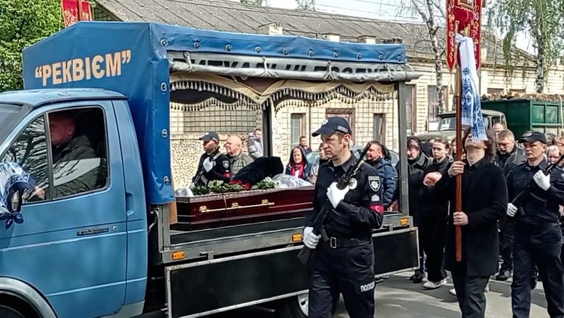 На Вінниччині прощаються із поліцейським Максимом Зарецьким, якого розстріляли 20 квітня