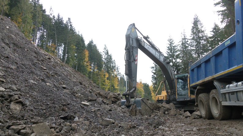 У горах на Франківщині ремонтують лісову дорогу