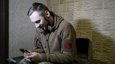 Військовий 80 ОДШБ в Новий рік дзвонить родині