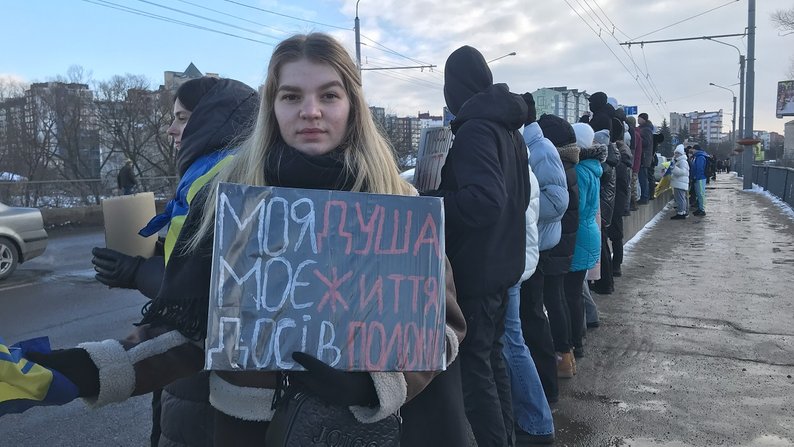 "Поверніть наших рідних з полону": у Франківську утворили ланцюг єдності на підтримку військовополонених