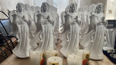 Свічки та статуетки, 10 листопада 2023 року