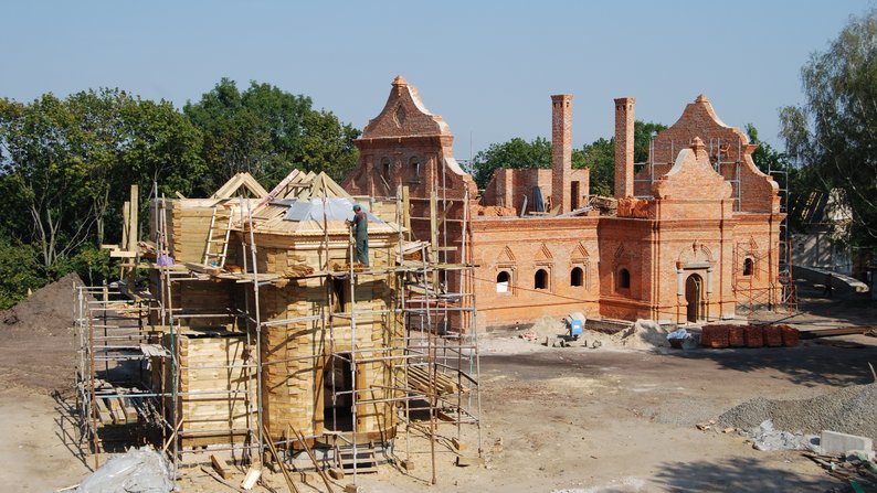 Процес відбудови будинку гетьмана та церкви на території цитаделі в Батурині