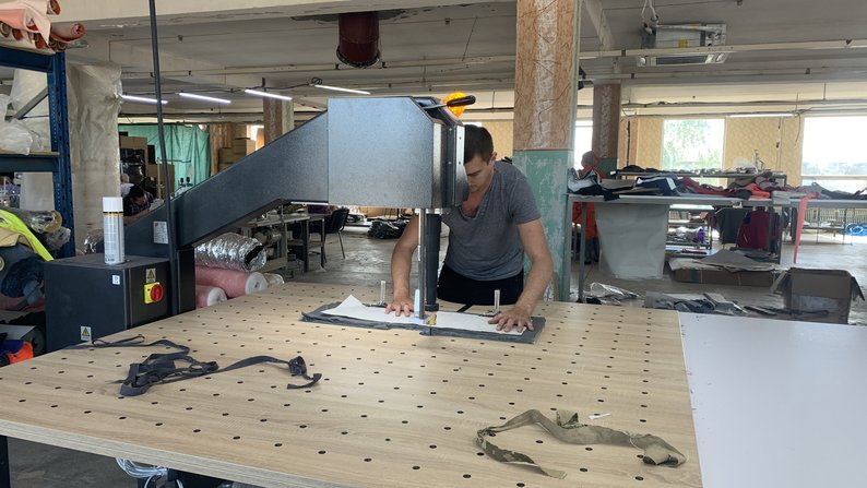 Одяг для надзвичайників та Міноборони шиють на релокованому підприємстві в Мукачеві