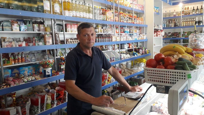 "Ніхто товар не возить". Власник магазину у селі Покровка розповів, як постачають продовольство на кордон з Росією