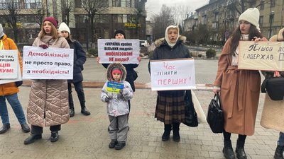 Мирний пікет за демобілізацію військових після 18 місяців служби