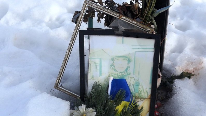 "Треба руки повідривати".У Глухові невідомі пошкодили поховання українських військовослужбовців