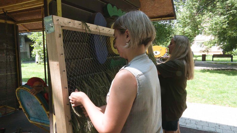 Волонтерки плетуть "кікімори" для українських воїнів