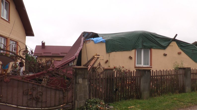 У селі Шевченкове буревій пошкодив дахи житлових будинків