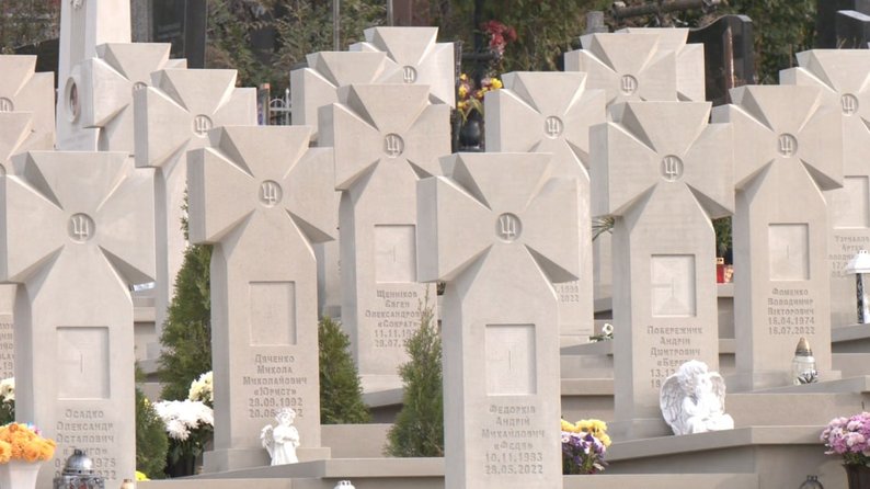 "Пантеон героїв" на Микулинецькому кладовищі