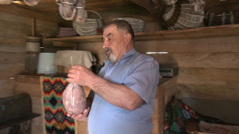 У поліському селі на Волині показали як готують сиров'ялене м'ясо — карух