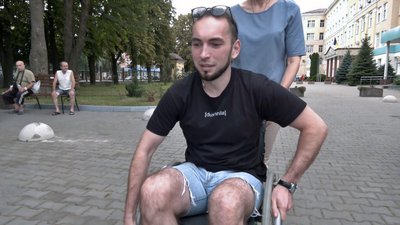 Пересіли на крісла колісні та долали бар'єри: у Луцьку організували тренінг для працівників медзакладів