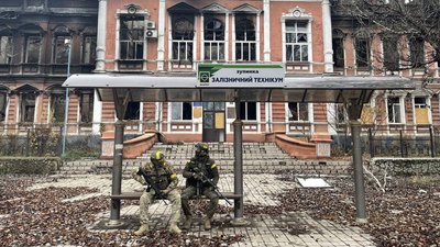 Військові у Бахмуті біля залізничного коледжу