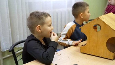 Майструють годівнички та роблять запаси їжі: у Вінниці відвідувачі станції юних натуралістів підгодовують птахів