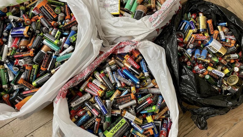 У місті на Волині організували акцію з утилізації батарейок: скільки зібрали впродовж першого дня