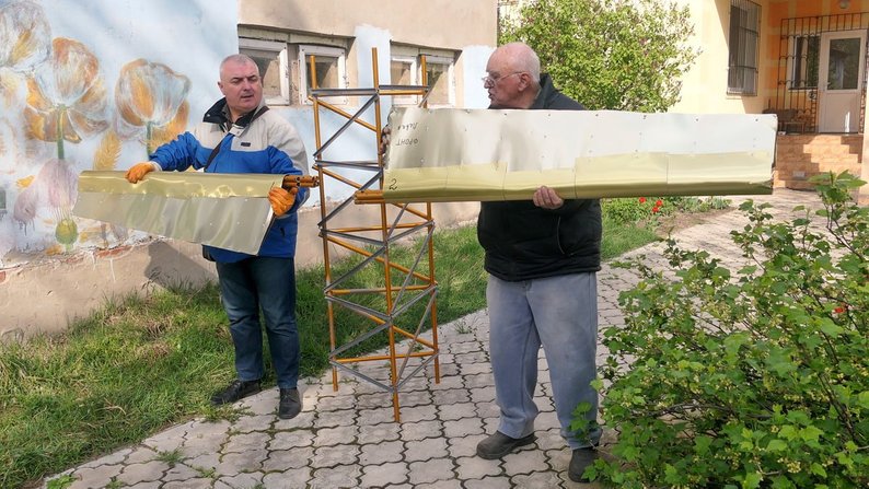У Шостці на Сумщині 82-річний пенсіонер встановив вітряну електростанцію