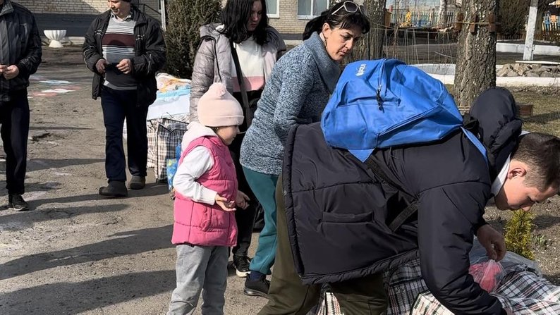 Волонтери евакуювали 23 людини з Великописарівської громади у Чернівецьку область
