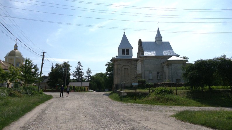 Як у селі Михальче на Івано-Франківщині дбають про 300-літній костел