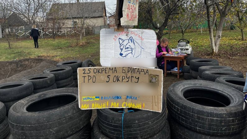 У Запорізькій області діти облаштували блокпост, де збирають гроші на ЗСУ