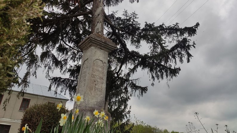 кам’яний хрест біля храму, Тернопіль, 2024