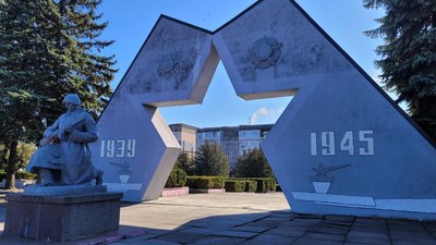 Пам'ятник радянському солдату та макети радянських орденів із серпом і молотом та кремлем у місті Сарни