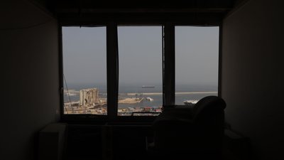 Вид на пошкоджений Бейрутський порт з будівлі ліванської електричної компанії в Бейруті, Ліван