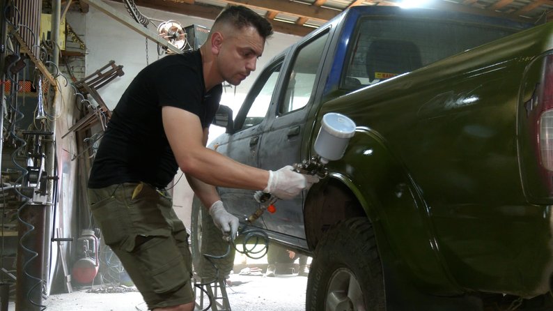 Волонтери із селища Перегінське на Франківщині ремонтують автомобілі для бійців на фронт