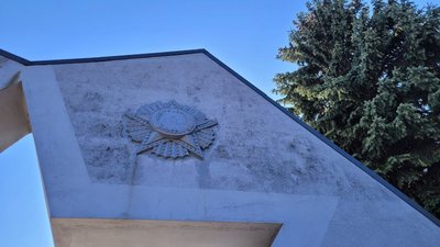 П'ятикутна зірка й ордени "Вітчизняна війна" та "Перемога": чи декомунізують меморіал слави у Сарнах на Рівненщині