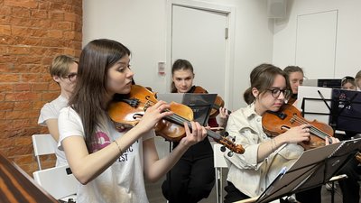 Дитячий оркестр виступає вперше за два роки: на скрипці, вцілілій в окупації, гратимуть на закритті Kharkiv Music Fest Дитячий оркестр виступає вперше за два роки: на скрипці, вцілілій в окупації, гратимуть на закритті Kharkiv Music Fest