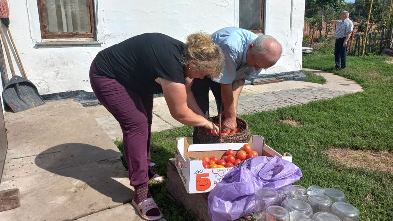Півтори тисячі пакетиків щотижня: жителька села Високе на Житомирщині готує сухі борщі і супи для ЗСУ