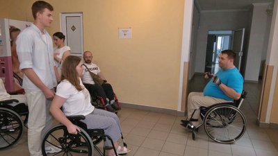 Пересіли на крісла колісні та долали бар'єри: у Луцьку організували тренінг для працівників медзакладів