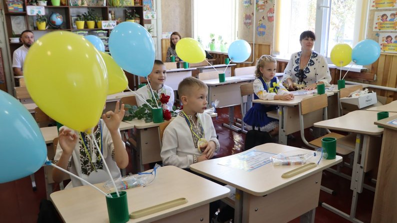 "Найкращі шкільні роки — коли було мирно": як відзначили День знань в Охтирці на Сумщині