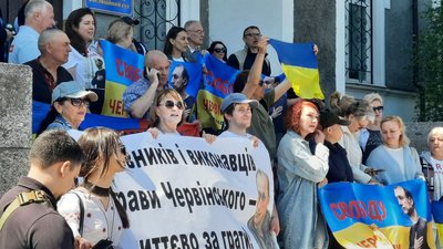 Перед засіданням суду у справі Романа Червінського під будівлею його підтримували, за підрахунками Суспільного, 50 людей Перед засіданням суду у справі Романа Червінського під будівлею його підтримували, за підрахунками Суспільного, 50 людей
