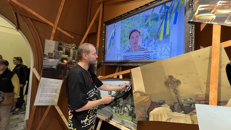 В Івано-Франківську до Дня визволення Херсона відкрили виставку відеоінтерв'ю та світлин з деокупованого міста