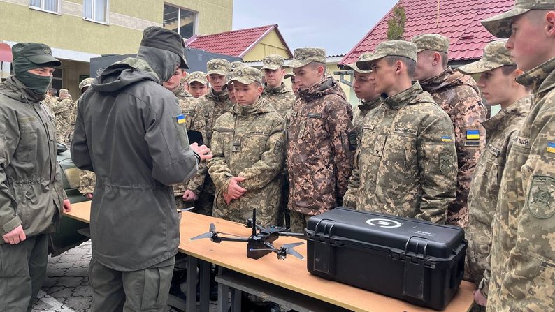 Вчили керувати дронами: Нацгвардійці провели заняття в Закарпатському ліцеї з посиленою військово-фізичною підготовкою