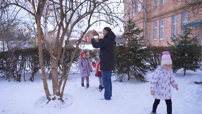 Майструють годівнички та роблять запаси їжі: у Вінниці відвідувачі станції юних натуралістів підгодовують птахів