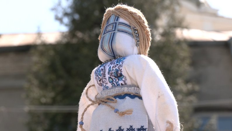 Врятована у Бахмуті лялька-мотанка на ярмарку у Луцьку