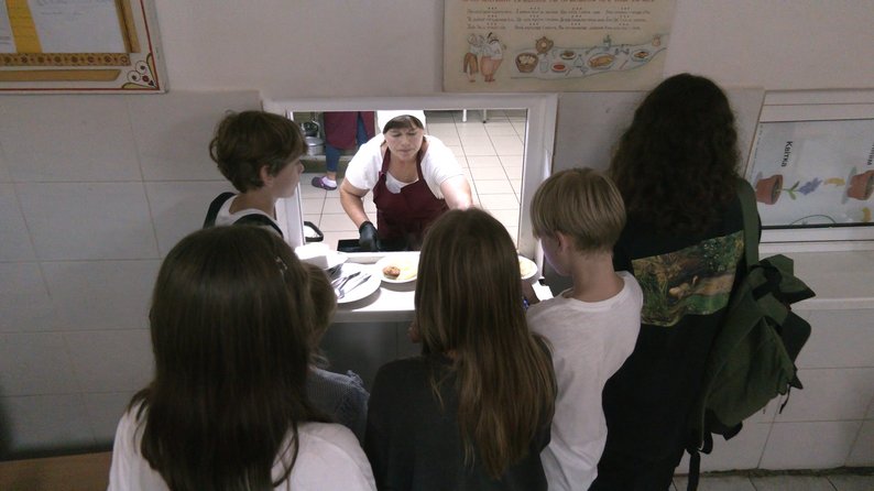 В Івано-Франківському ліцеї № 11 учні розраховуються карткою у шкільних їдальнях