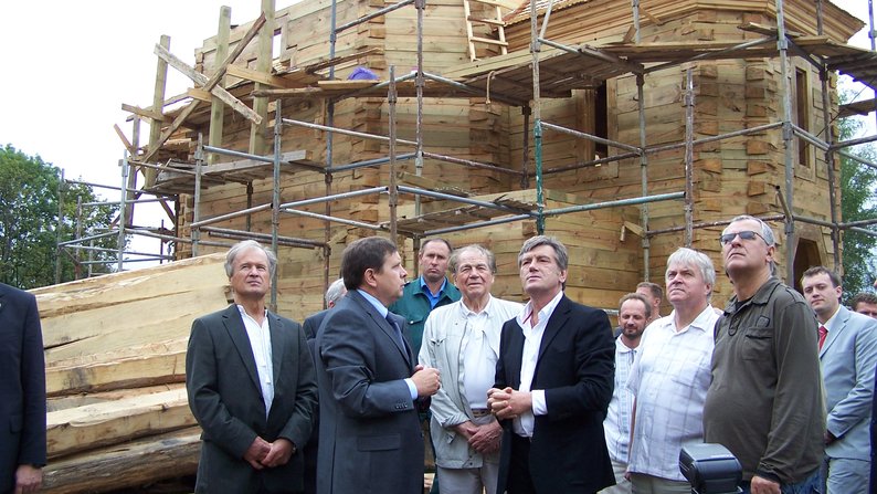 Віктор Ющенко в Батурині у 2008 році під час реконструкції цитаделі