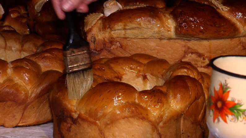Традиції поколінь. У Молодкові на Франківщині показали, як випікають обрядовий весільний хліб