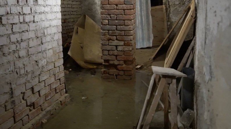 "Вода надходить зі стін і з підлоги" – у Сумах затоплює підвал будинку в центрі міста