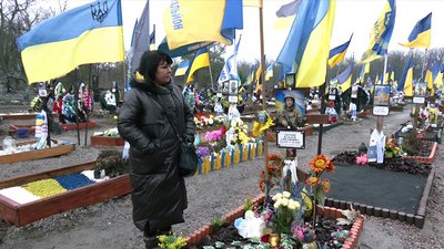 Інна Зозуля біля могили брата