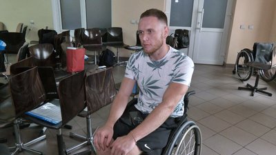Пересіли на крісла колісні та долали бар'єри: у Луцьку організували тренінг для працівників медзакладів