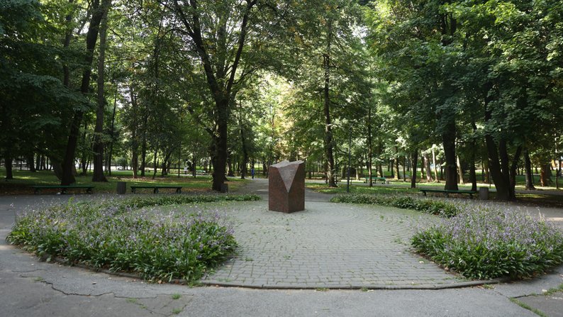 Пам'ятник загиблим правоохоронцям у парку Шевченка.