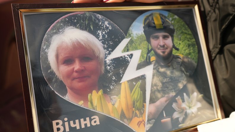 “Плакала, як вовчиця на труні”: у Путивлі на Сумщині поховали матір через день після сина