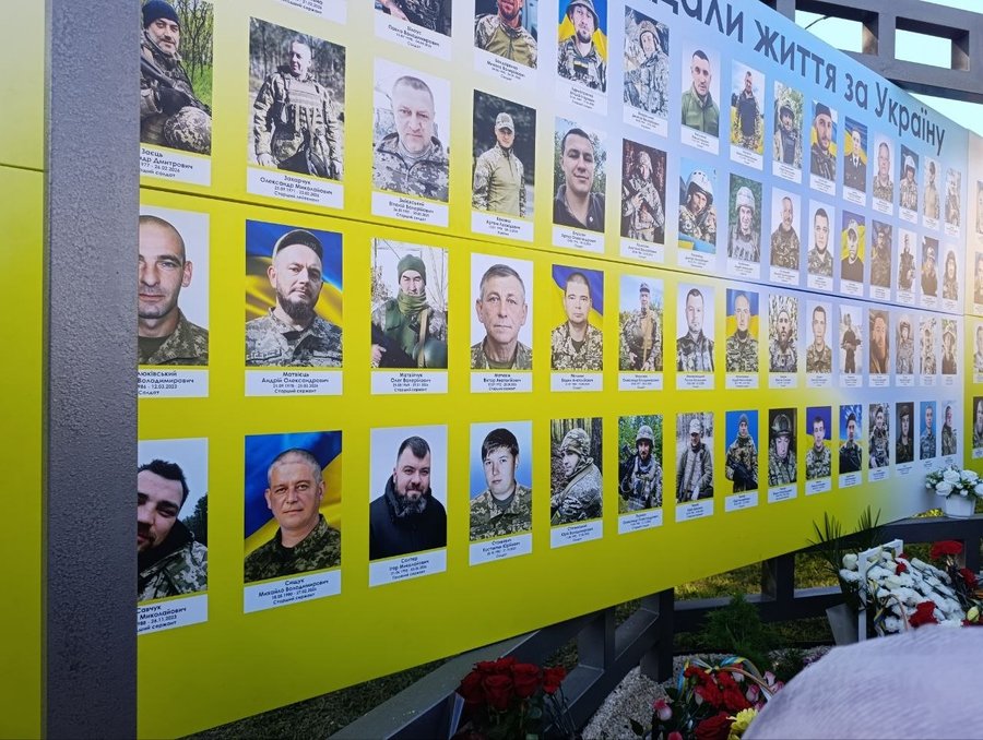 У Житомирі відкрили 16 стенд із фотографіями загиблих захисників і захисниць України У Житомирі відкрили 16 стенд із фотографіями загиблих захисників і захисниць України