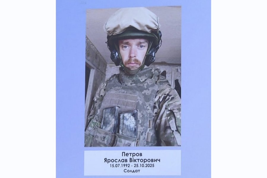 У Житомирі відкрили 16 стенд із фотографіями загиблих захисників і захисниць України У Житомирі відкрили 16 стенд із фотографіями загиблих захисників і захисниць України