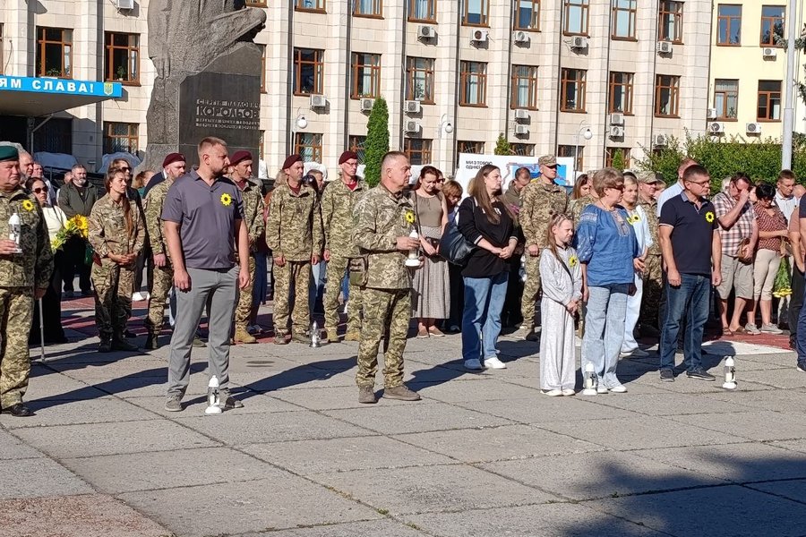 У Житомирі відкрили 16 стенд із фотографіями загиблих захисників і захисниць України У Житомирі відкрили 16 стенд із фотографіями загиблих захисників і захисниць України