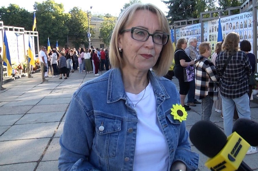 У Житомирі відкрили 16 стенд із фотографіями загиблих захисників і захисниць України У Житомирі відкрили 16 стенд із фотографіями загиблих захисників і захисниць України